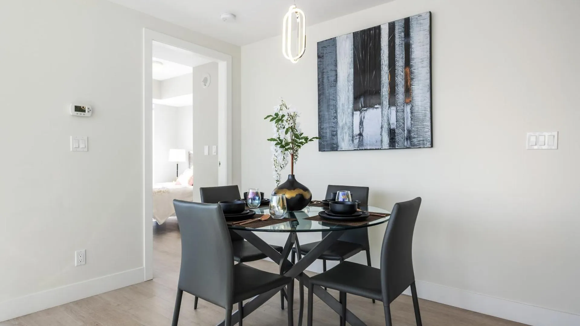 Tranquil Vibes & Downtown Views, Near Stampede, Casino & Saddledome! Free Parking, Banff Pass, Wine! Villa Calgary