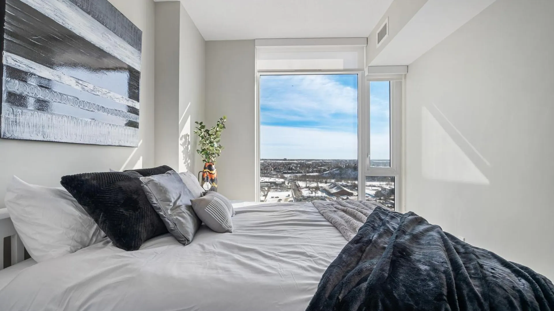 Holiday home Tranquil Vibes & Downtown Views, Near Stampede, Casino & Saddledome! Free Parking, Banff Pass, Wine! Villa Calgary