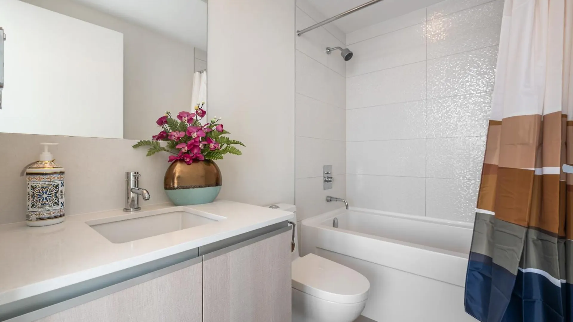 Tranquil Vibes & Downtown Views, Near Stampede, Casino & Saddledome! Free Parking, Banff Pass, Wine! Villa Calgary
