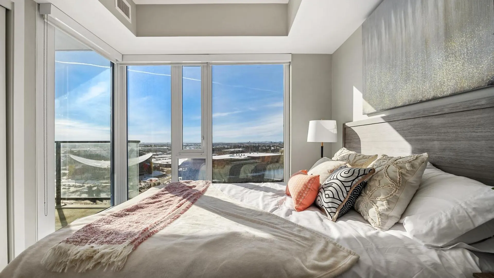 Tranquil Vibes & Downtown Views, Near Stampede, Casino & Saddledome! Free Parking, Banff Pass, Wine! Villa Calgary Canada